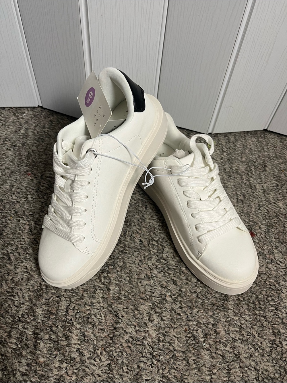 A New Day Women’s White Low-Top Casual Sneakers with Black Heel Accent 6.5 - Picture 8 of 10